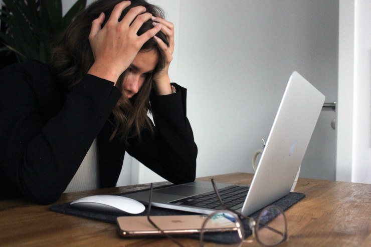 Donna stressata lavora al pc