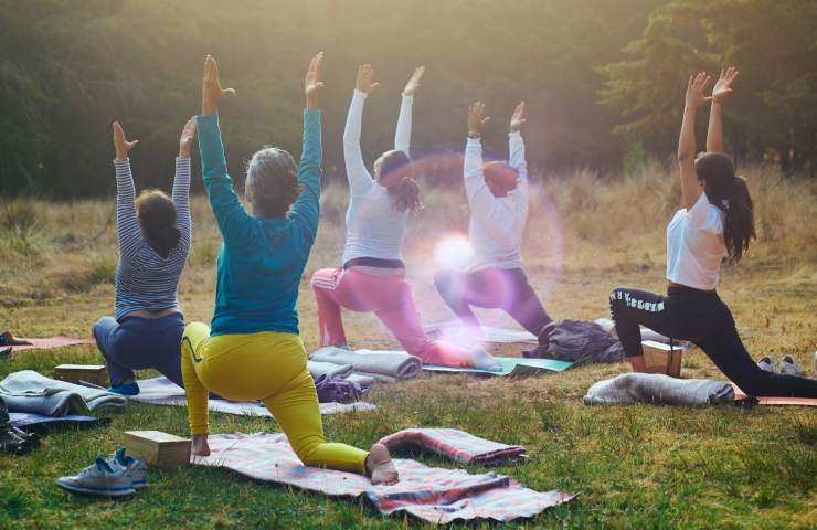 Donne fanno yoga in un parco