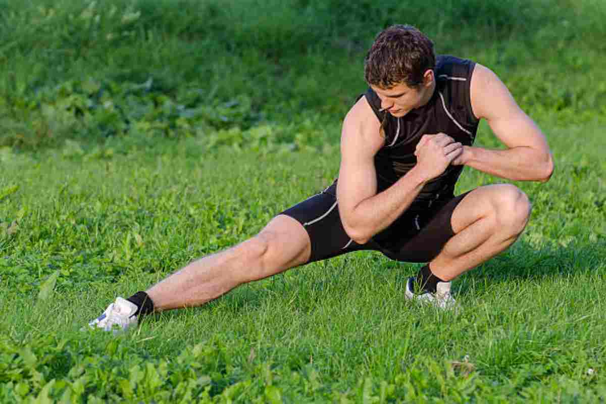 Ragazzo fa allungamenti dopo la corsa