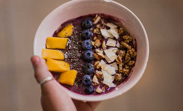 acai bowl brasiliano con frutta fresca e secca