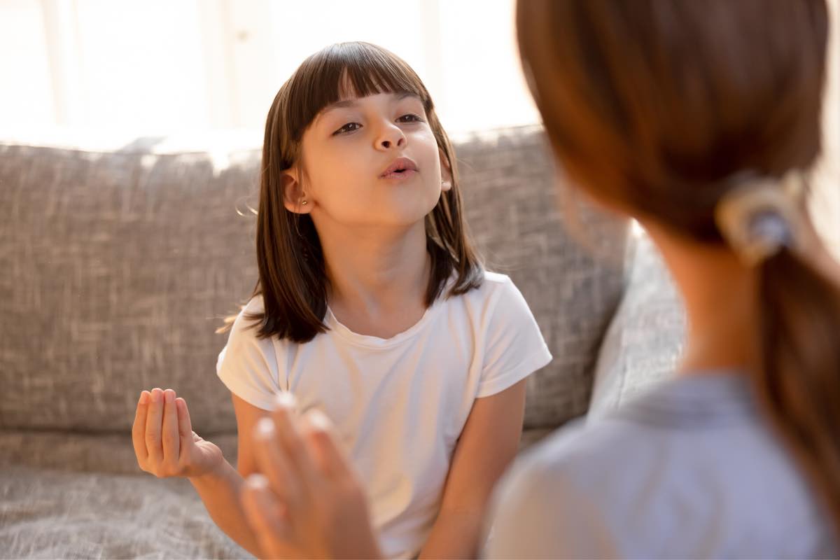 Una bambina lavora sulla pronuncia