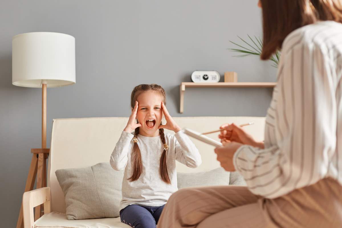 Una bambina urla durante una seduta