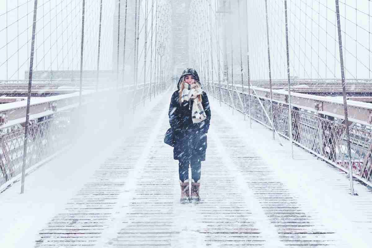 Persona in mezzo a una tormenta di neve