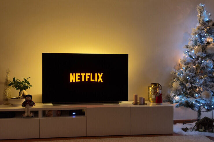 Tv su Netflix in una casa addobbata per Natale 