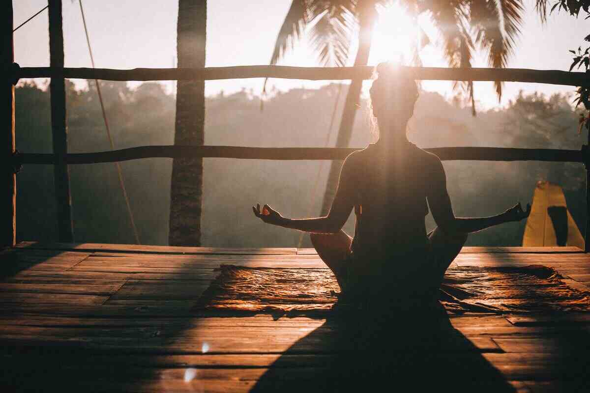 donna che fa yoga al sole