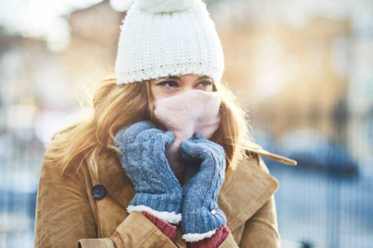 Ragazza si copre per il freddo