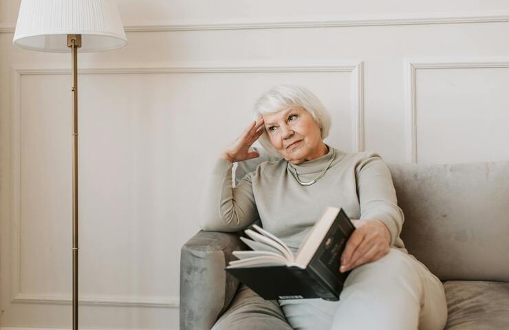 donna anziana legge un libro
