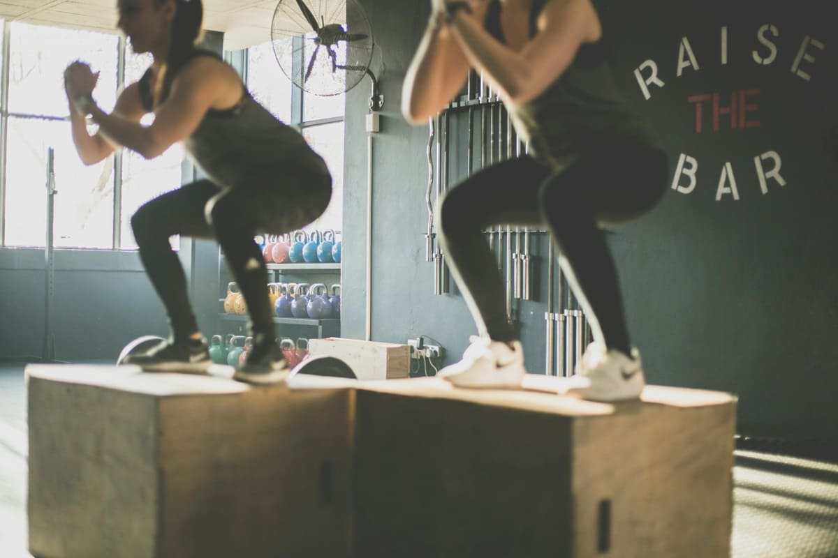 Un uomo e una donna intenti a fare gli squat