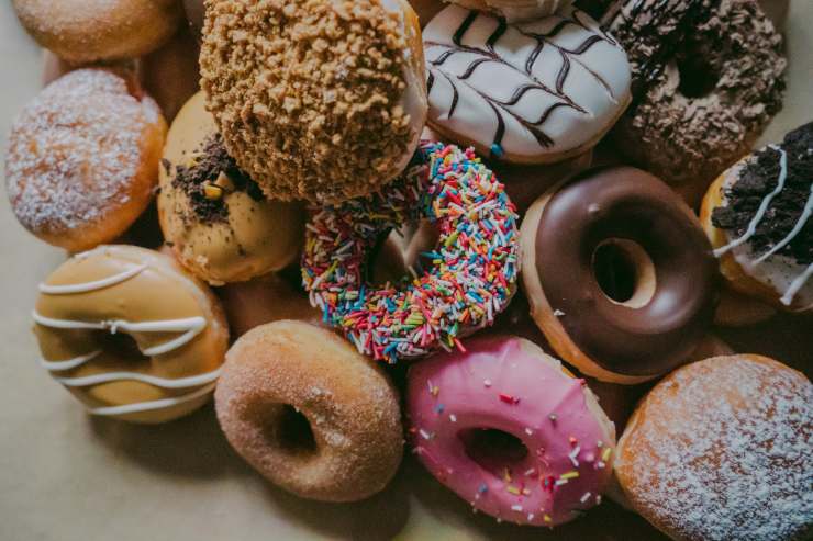 È sconsigliato mangiare spesso dei dolci industriali, poiché pieni di zuccheri che danneggiano la salute