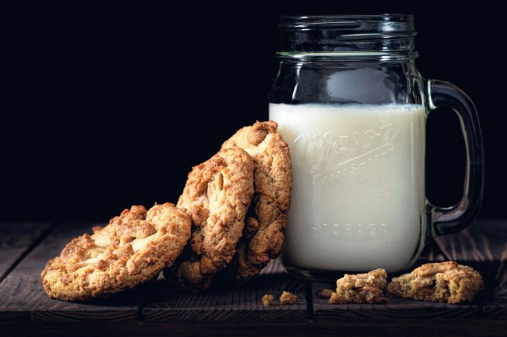 Bere un bicchiere di latte a colazione può essere un buon modo per iniziare a sorridere