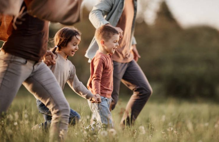 Bambini che giocano con i genitori