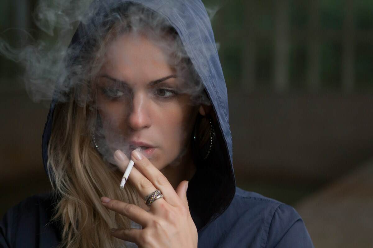 ragazza fuma sigaretta