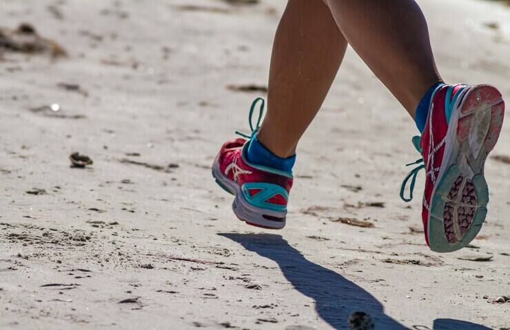 correre sulla spiaggia