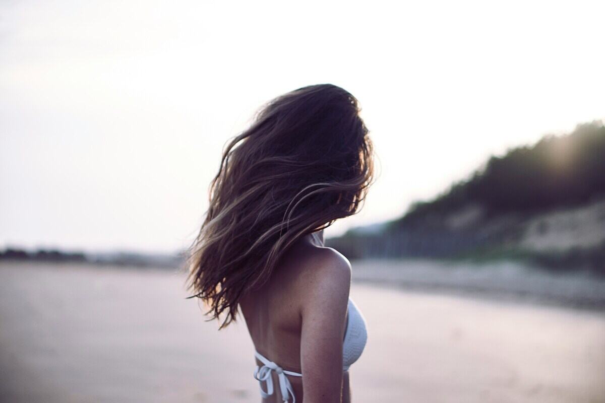 ragazza in spiaggia con capelli sciolti
