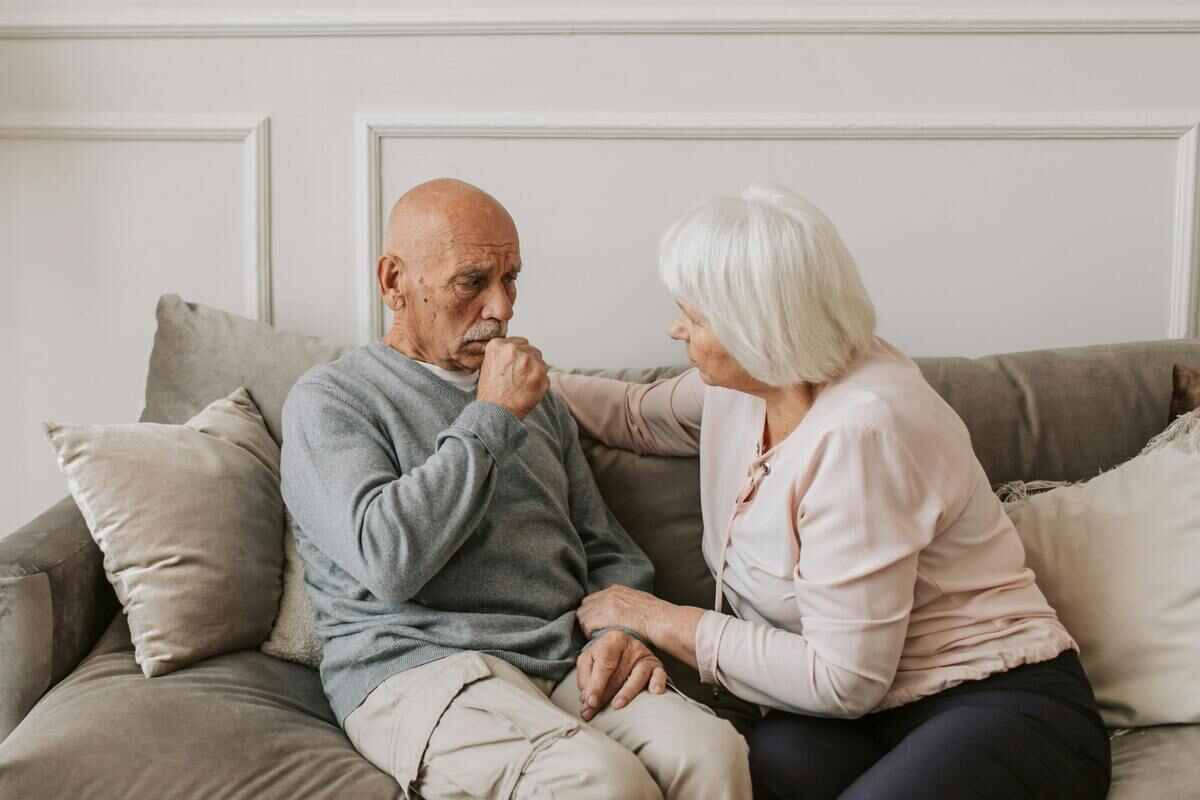 uomo tossica e donna lo aiuta