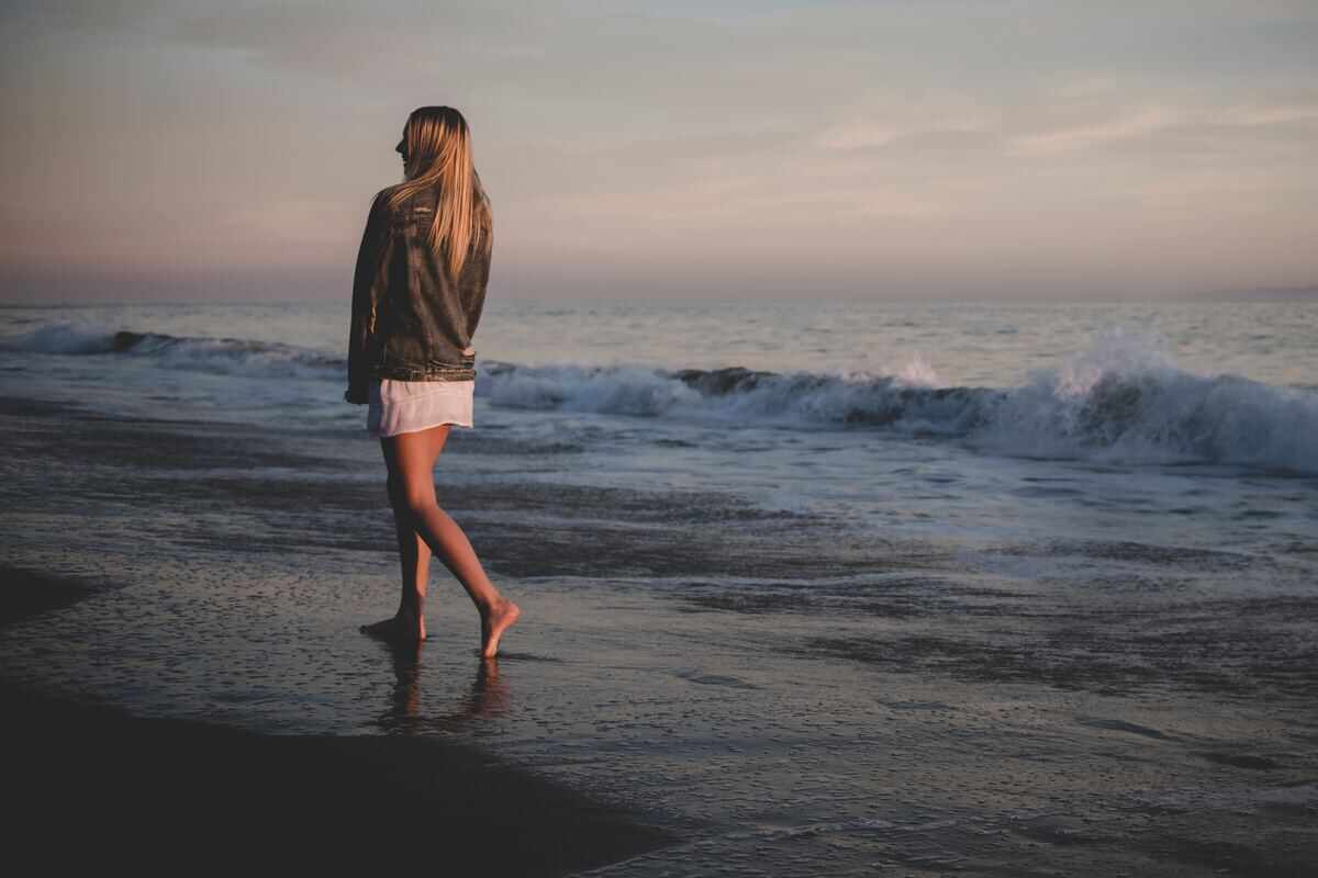 ragazza cammina in spiaggia