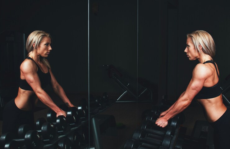 donna si allena in palestra