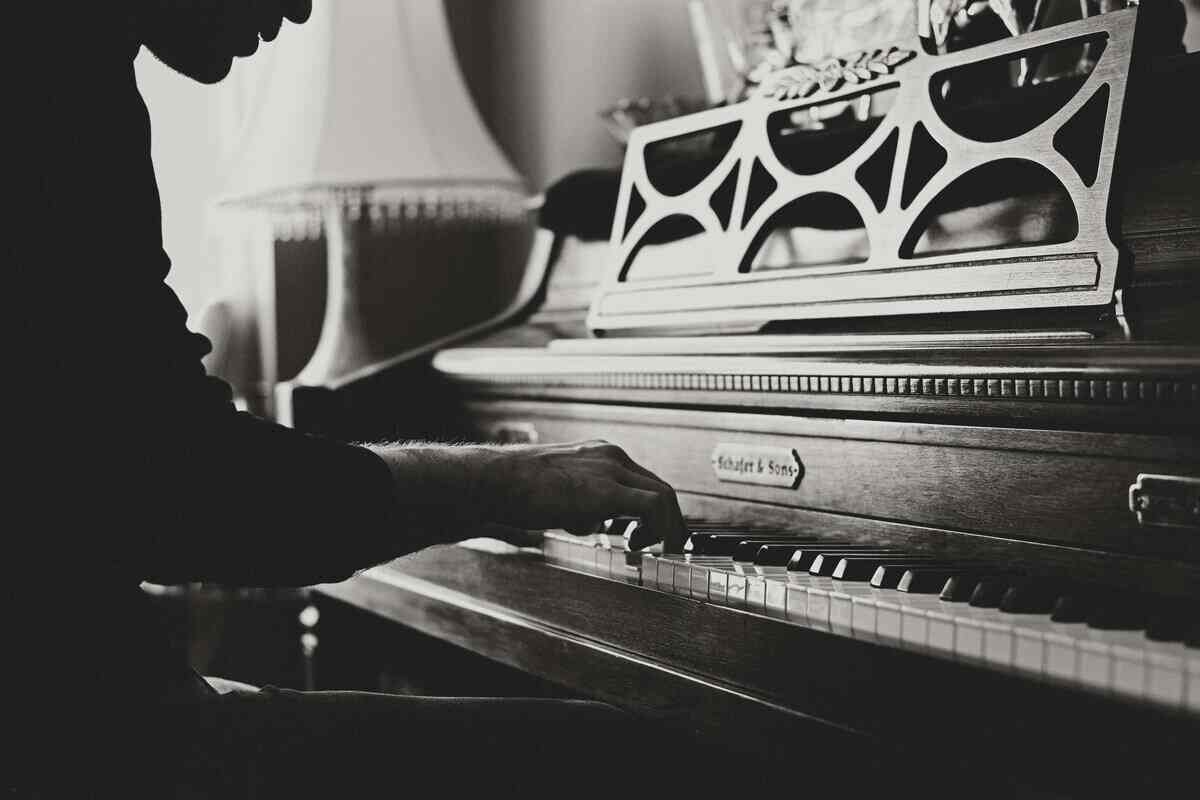 uomo suona il pianoforte