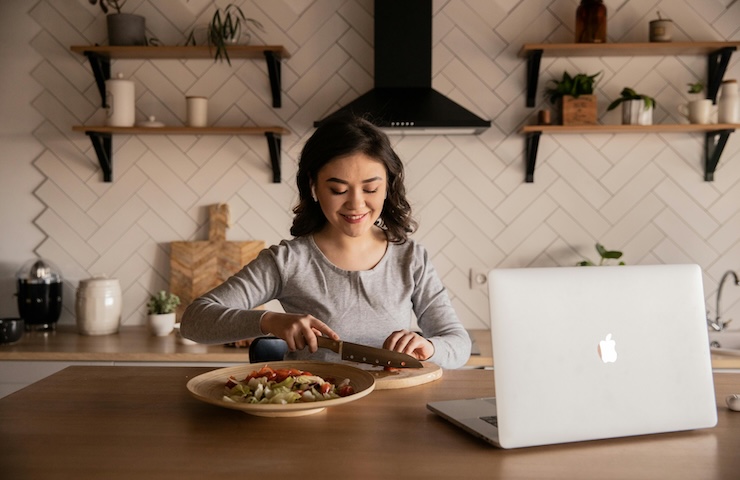 Mangiare davanti al computer è una buona idea?