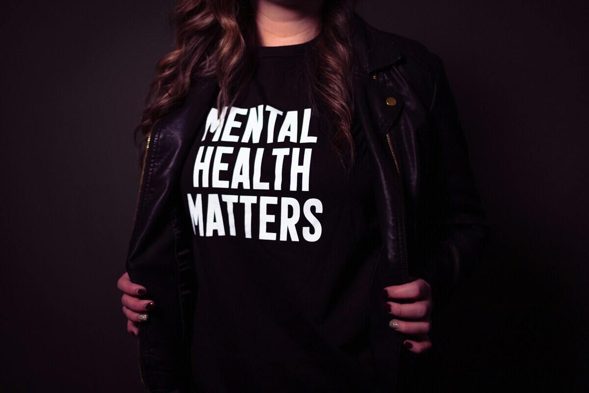 Donna indossa maglia Mental Health Matters