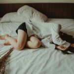 ragazza sdraiata a letto depressa