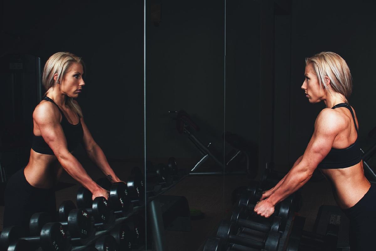 Una donna intenta ad allenarsi in palestra