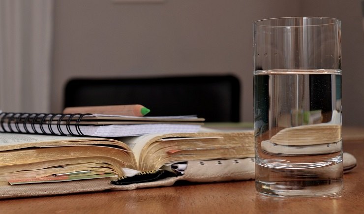 Dei libri e un bicchiere d'acqua