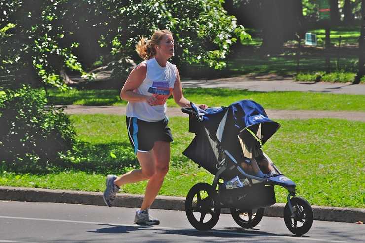 Una donna che corre con il passeggino