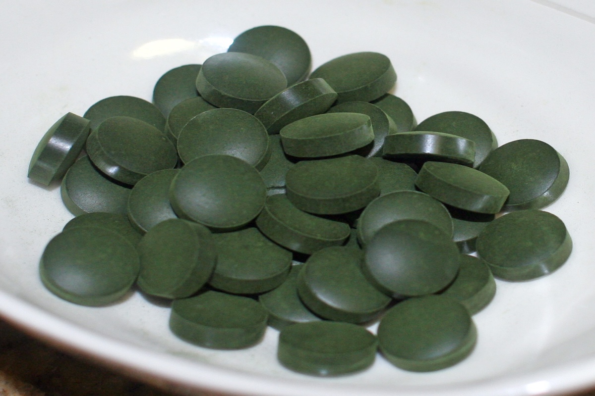 Spirulina: cos’è davvero e cosa si assume? Il superfood tra moda e incognite